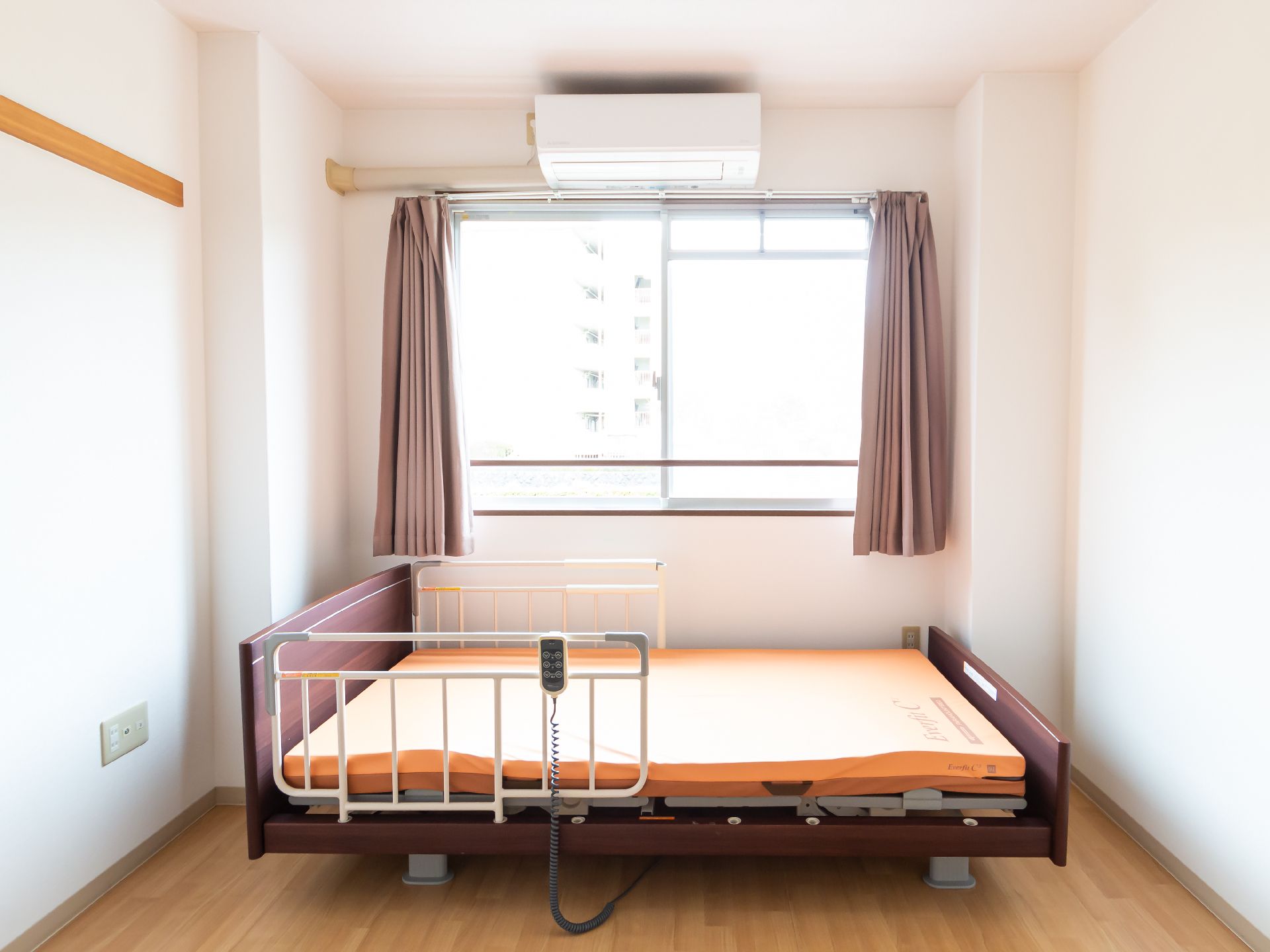 介護用ベッドが設置された居室