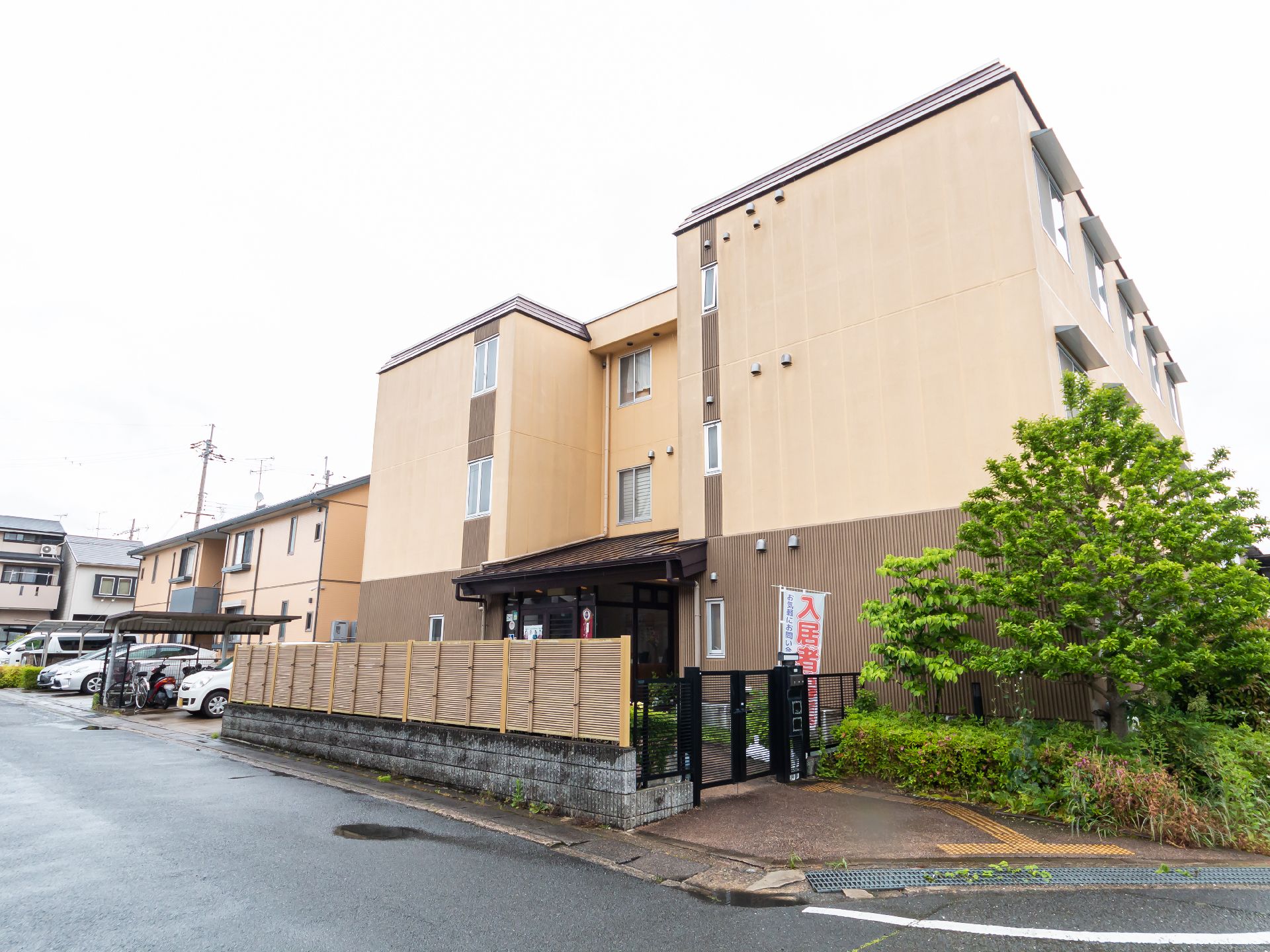 周りにグリーンを配置した高齢者施設の外観