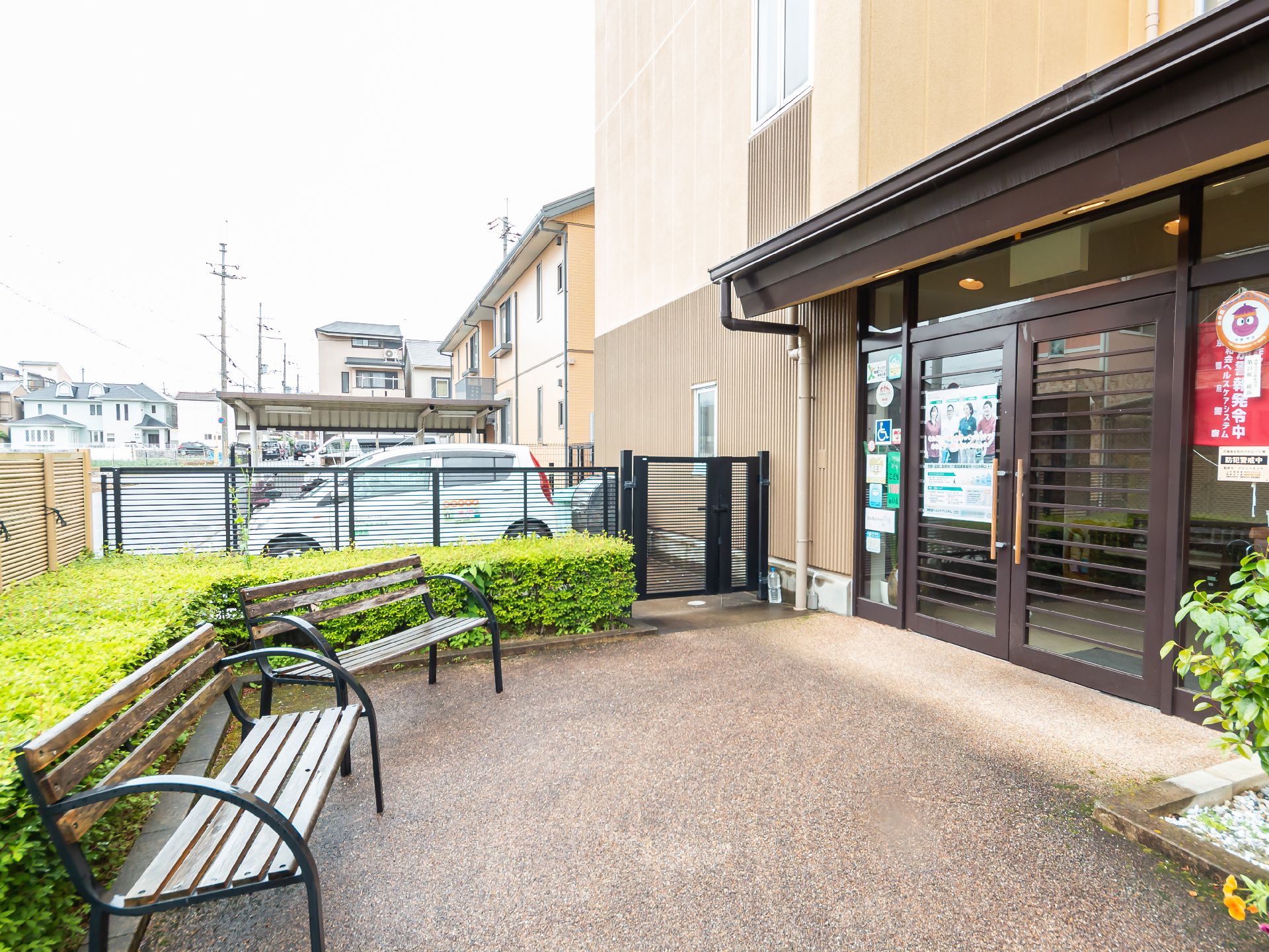 玄関前に設置されている木製のベンチ