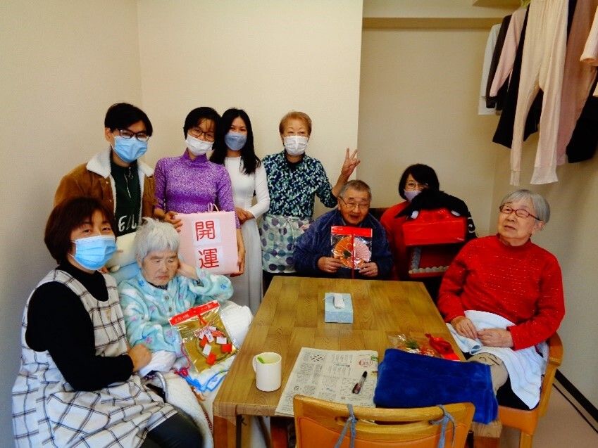 明るく広々とした食堂兼リビングである。ダイニングテーブルと椅子が用意されており、一角にスタッフコーナーが設けられている。
