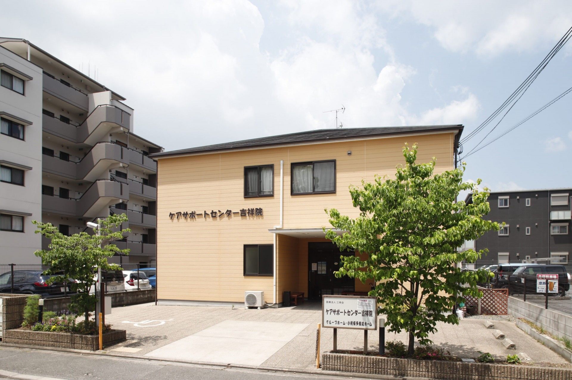 ゆったりとした外観の建物