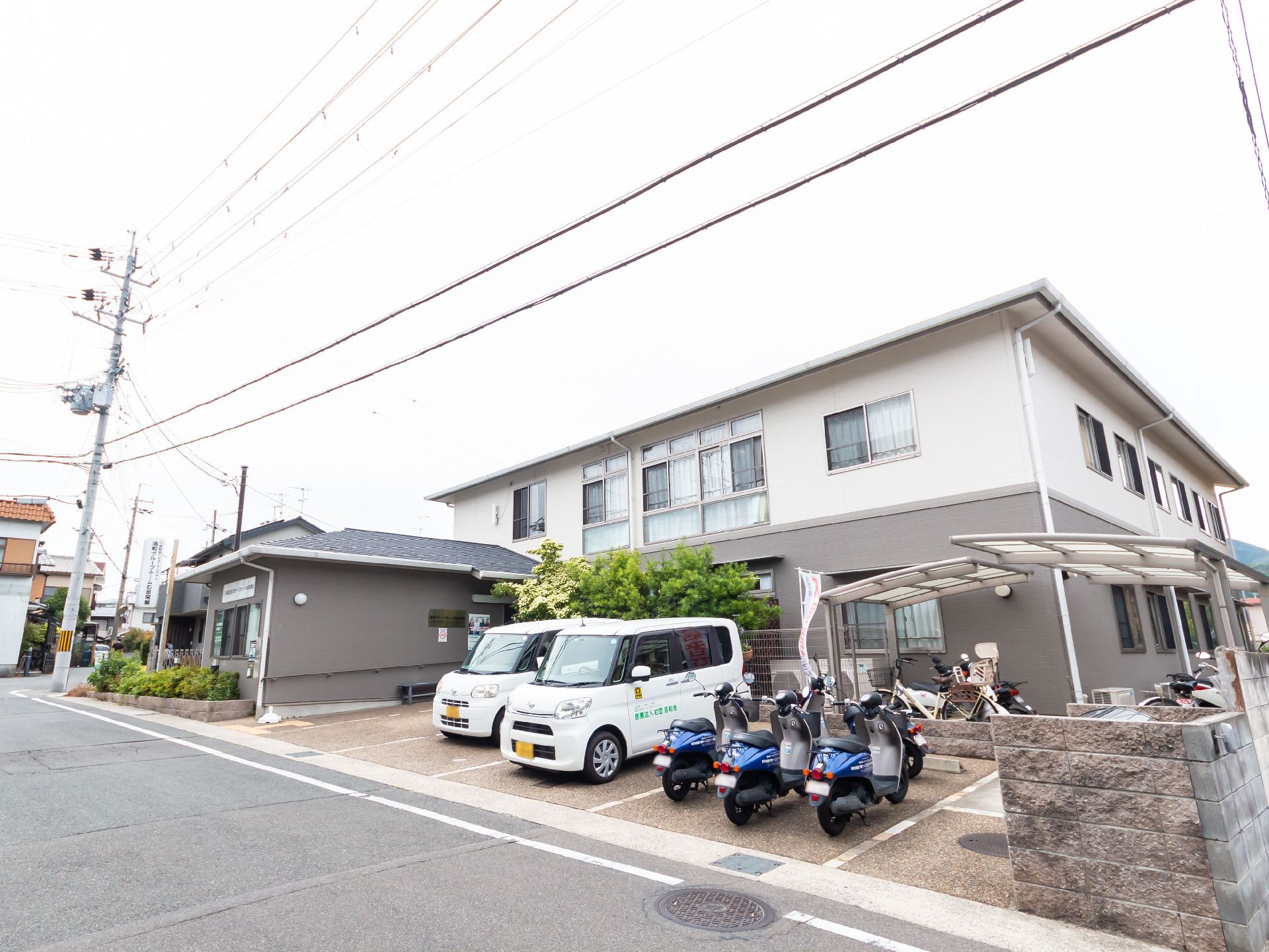 駐車スペースを設けた施設外観