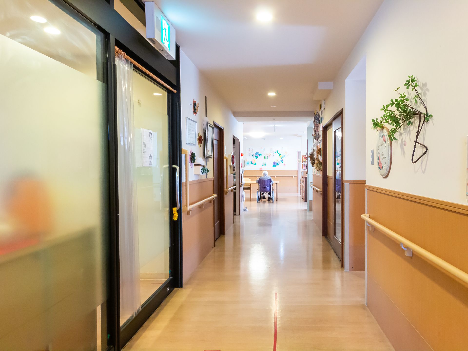 壁に手すりが設置された廊下