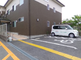 介護施設の外観と周辺道路