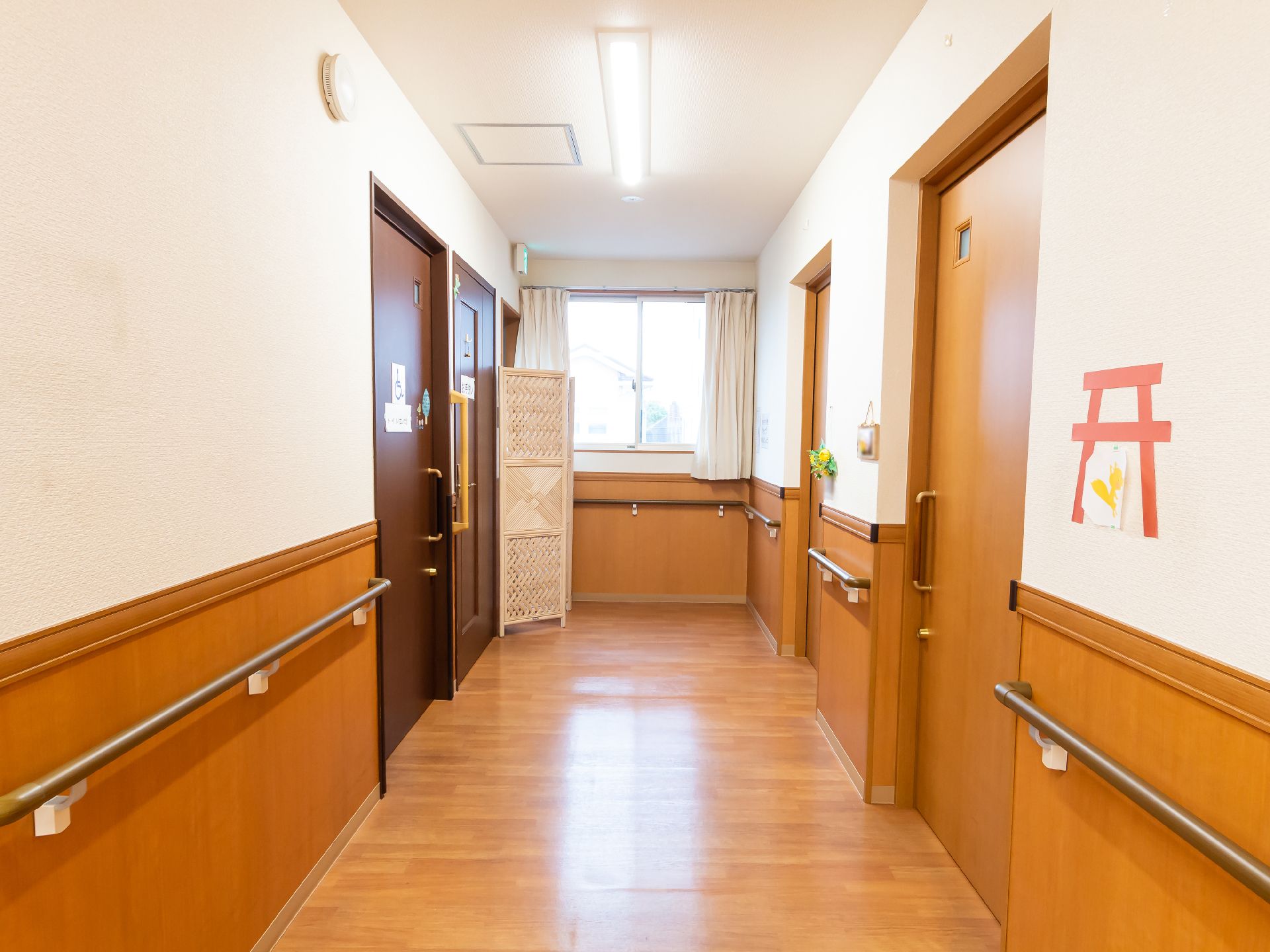 壁に手すりが設置された廊下