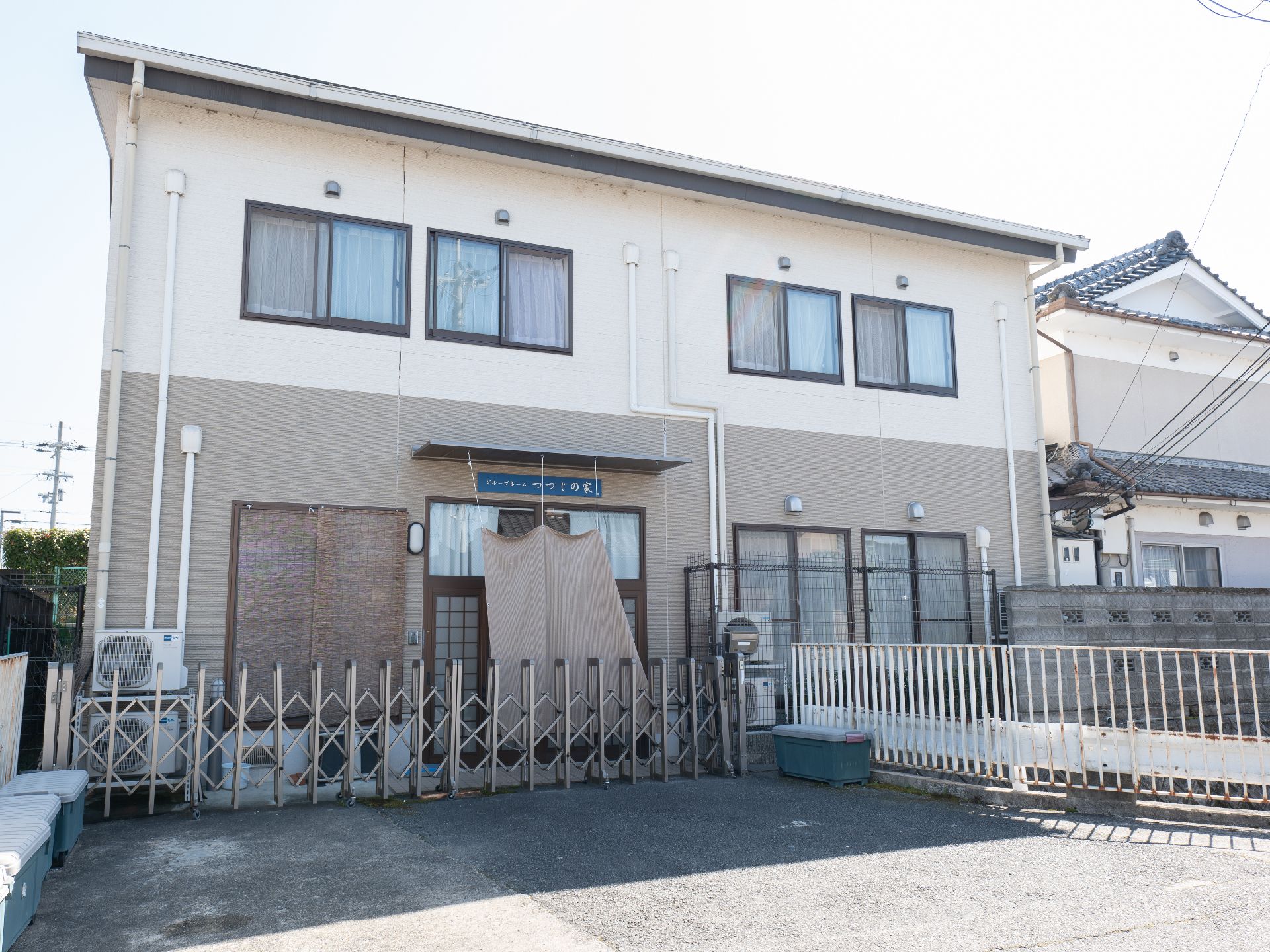 駐車場も設置してある介護施設の外観