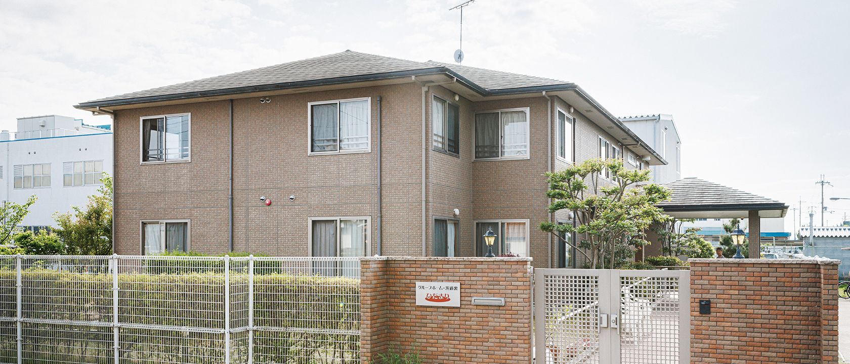落ち着いた外観の建物