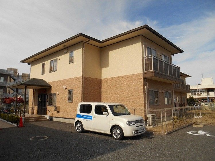 明るい外観の建物