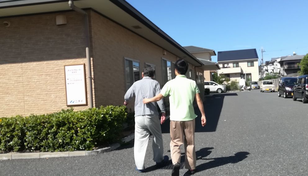 支援を受け歩く高齢者