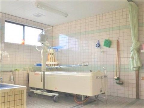 介護用の機器が設置された浴室