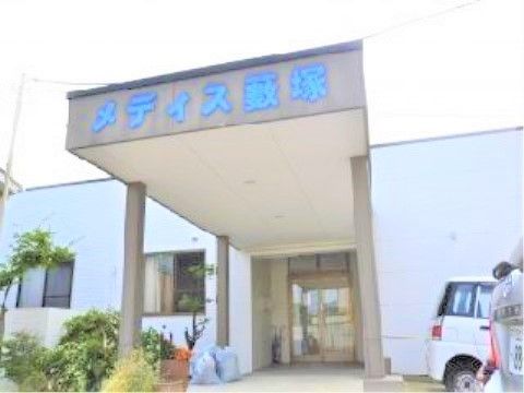 当施設の玄関口には雨よけも設置し、車寄せから建物内へ入館される際に、雨でも濡れることなくご移動いただける。