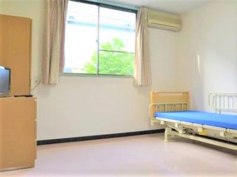白を基調とした明るさと清潔感のある居室のスペースは広い。ベッド、収納家具、テレビは設置されており、すぐにお暮しいただける快適な環境である。