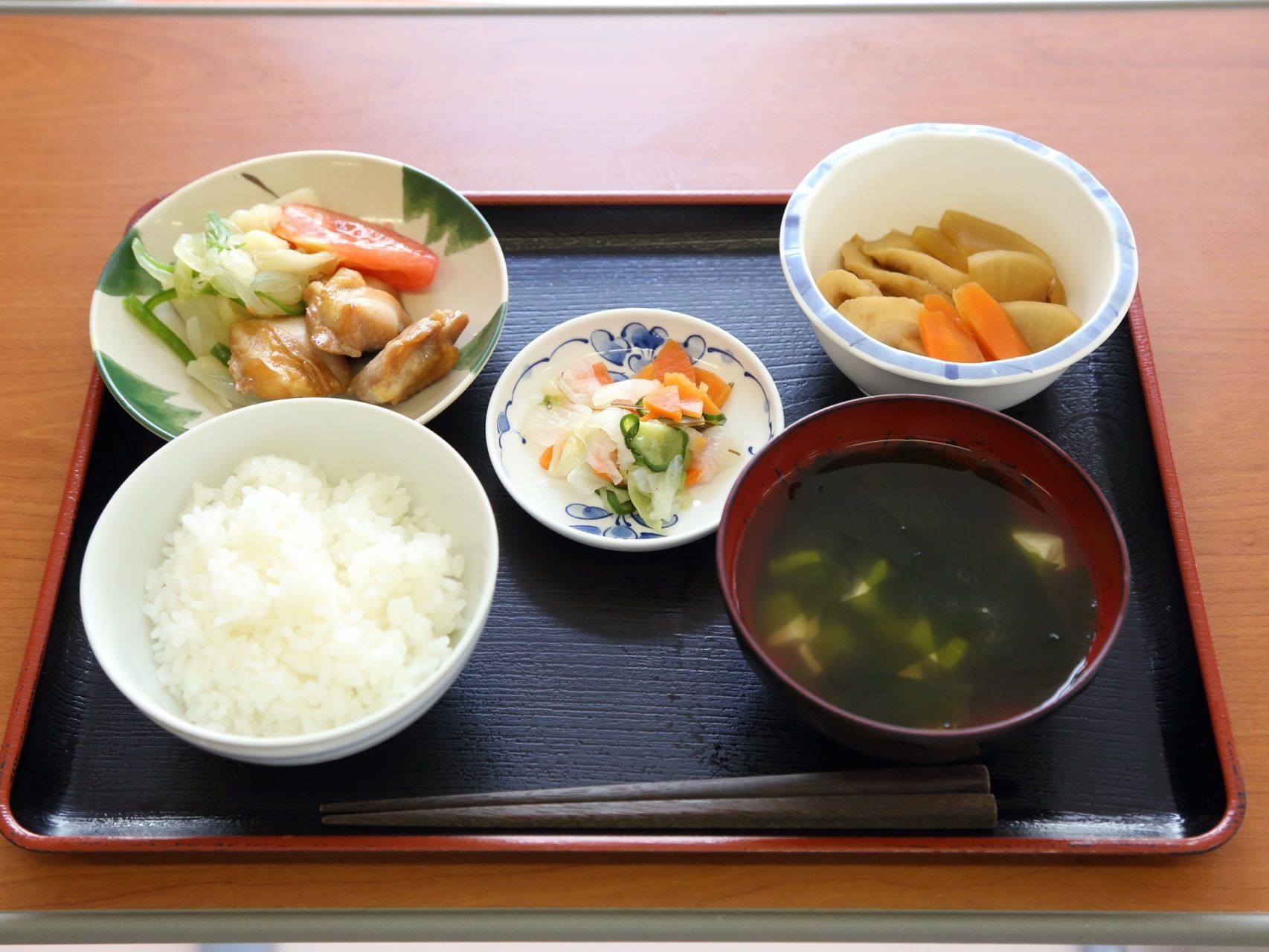 栄養バランスの整った和食の低カロリーメニュー。揚げ物がなくあっさりとした野菜中心なのでどの年代の方にも食べやすい。