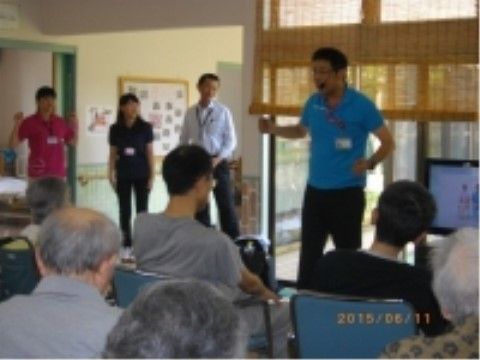 スマイリングホーム メディス薮塚のレクリエーション風景。筋力低下の予防や緩和を目的としたレクリエーションを行っている。