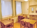 木製のダイニングテーブルが複数置かれたリビングダイニングには大きな窓もある。
