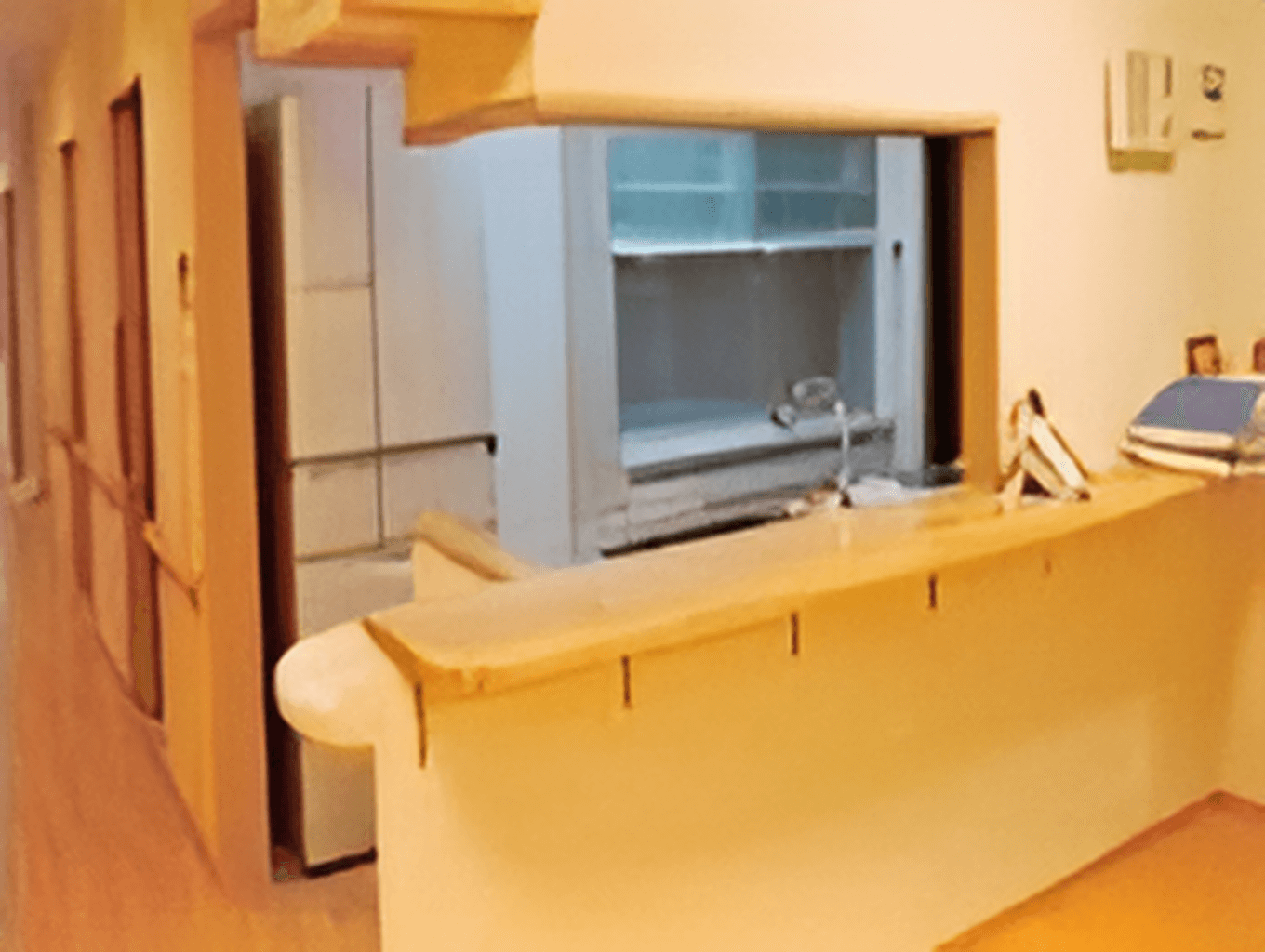 冷蔵庫や食器乾燥機などの家電がそろったキッチン。対面式で明るい雰囲気。