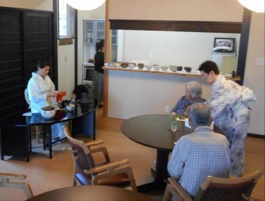 施設内でレクリエーションを行っている様子。お茶会の写真