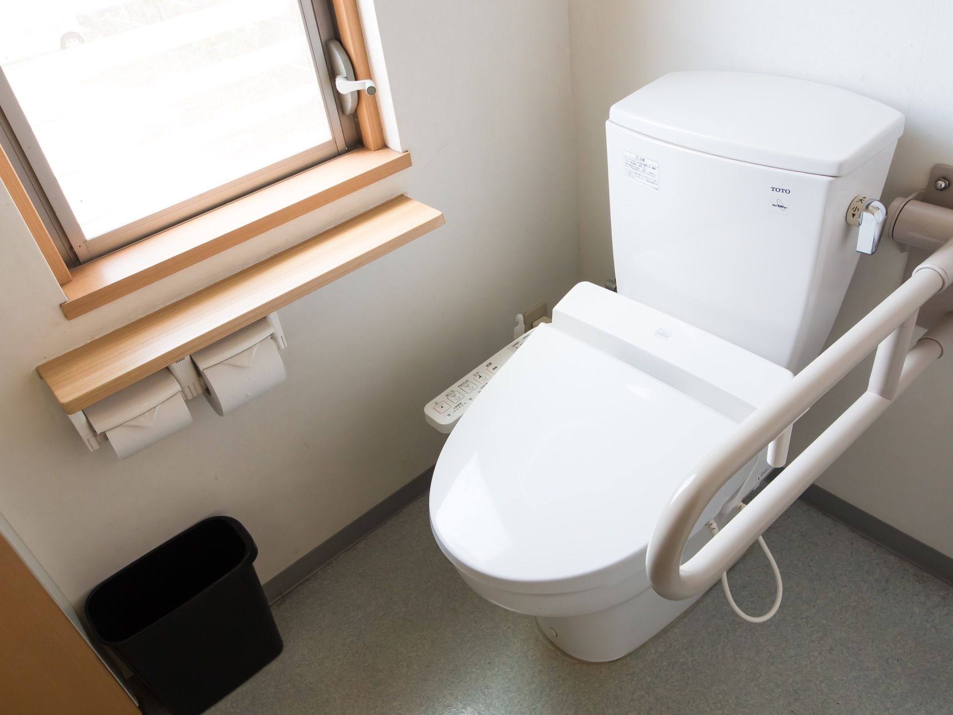 トイレに窓があり、レバーを操作して開け閉めするようになっている。便座の右側にペーパーホルダーが２つセットしてある。