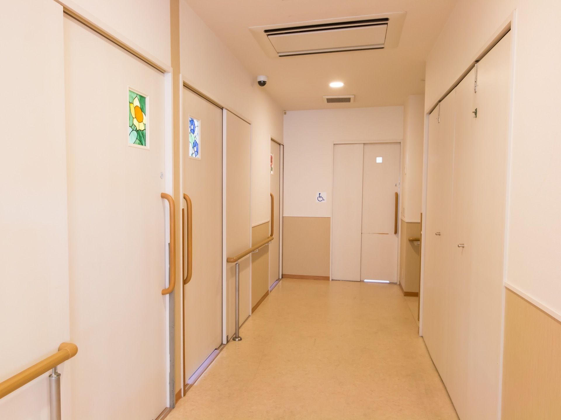 廊下の天井に、大部屋用の据付エアコンがあるので、夏場でも快適な温度で移動することが可能だ。カメラも付いている。