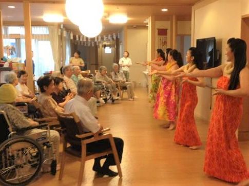 ボランティアによるレクリエーションの様子。イベント時の写真