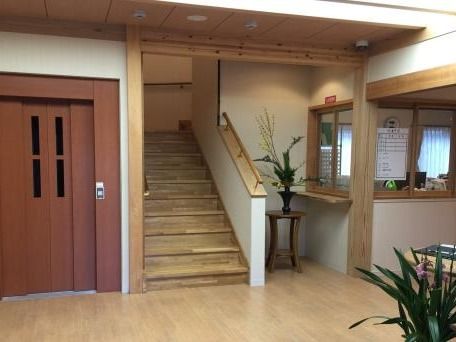 施設内にあるエレベーターホール。会談も見えている