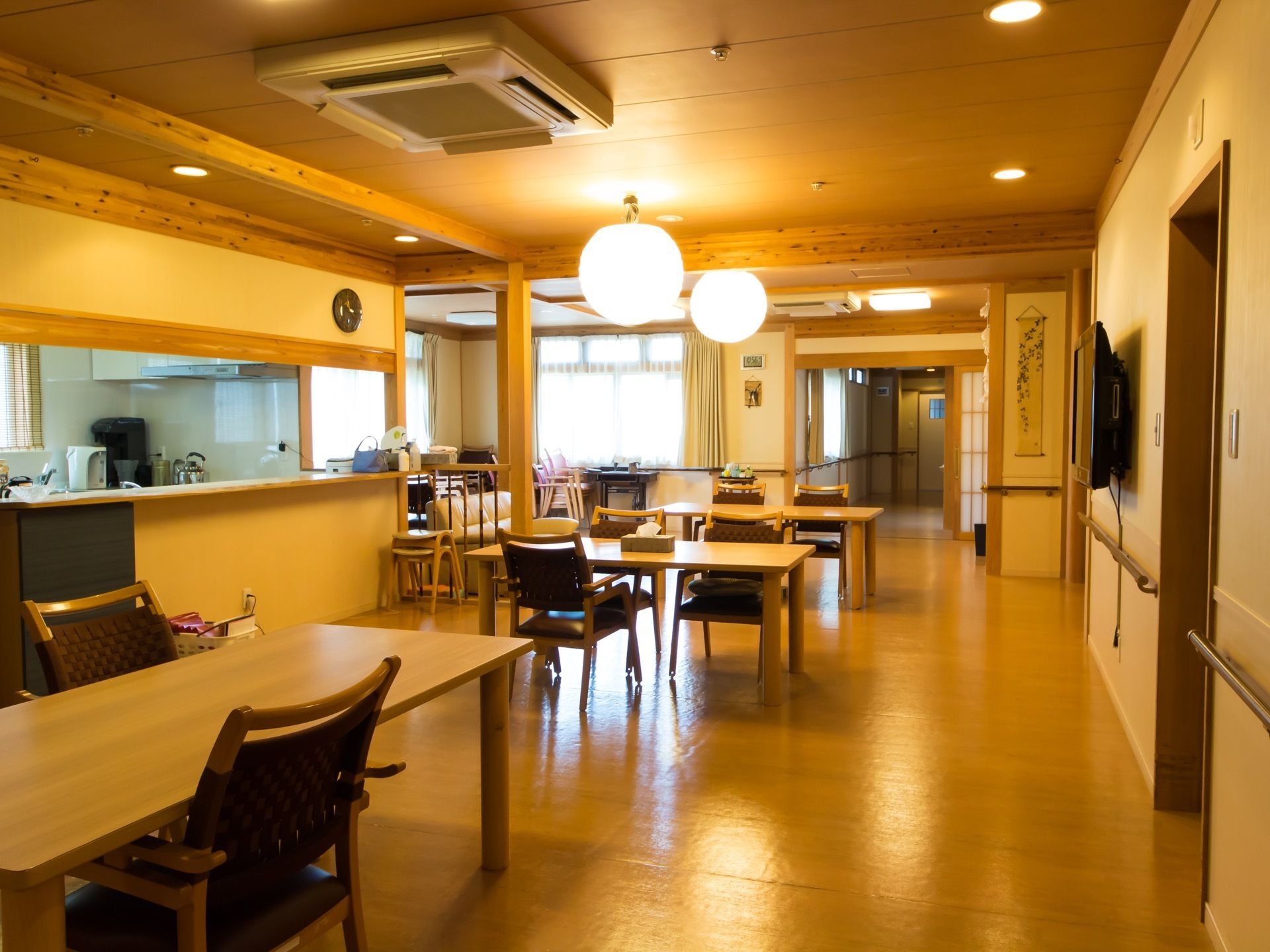 天井に木製の梁などがあり、和室の面持ちである。薄いからし色の壁を、温かみのある柔らかい光で照らしている。