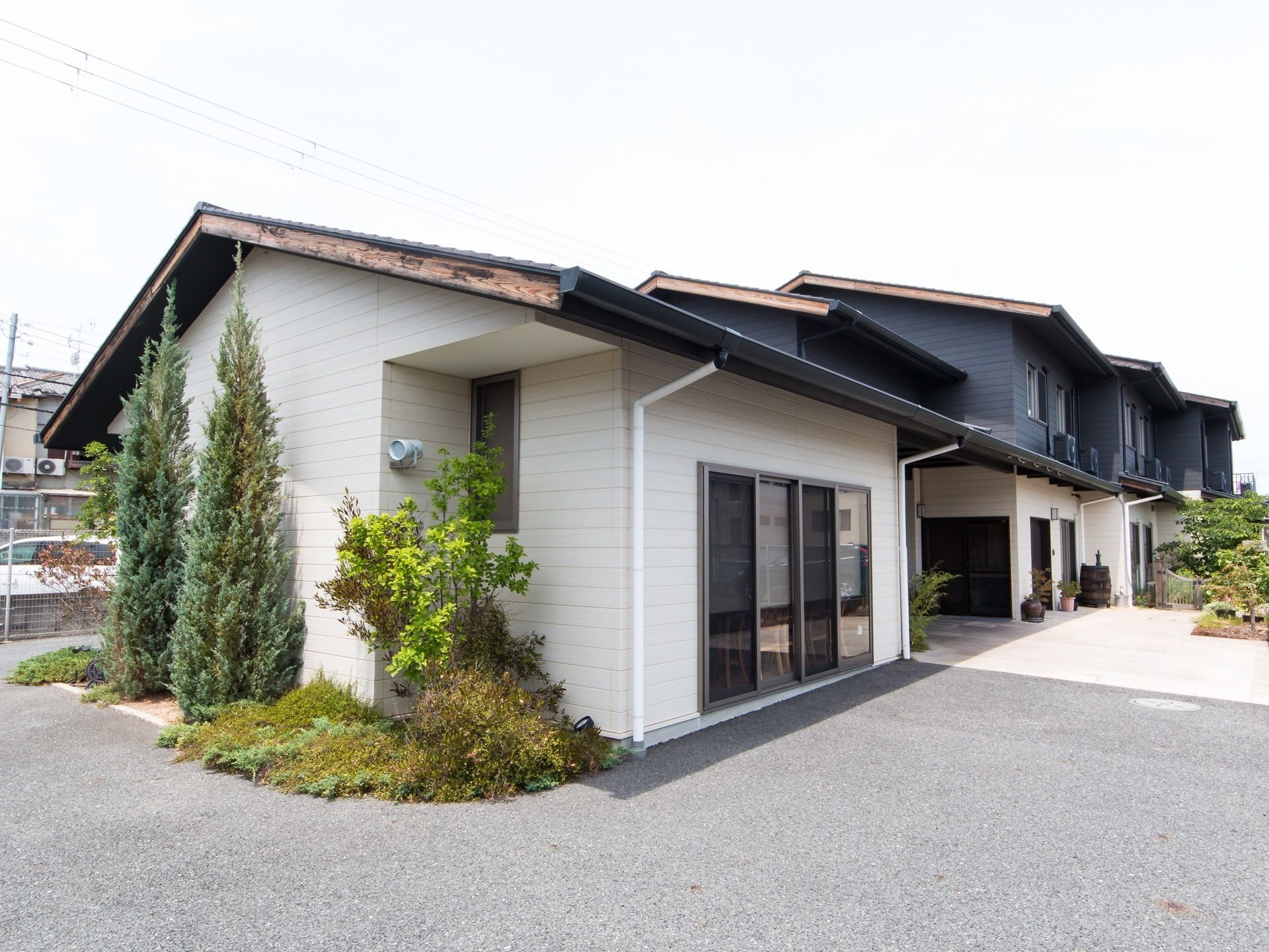 三角の屋根が連なる形をしている。１階の壁は白く、２階の壁が黒いのが特徴である。玄関前はタイル張りで、外回りはアスファルトで舗装してある。
