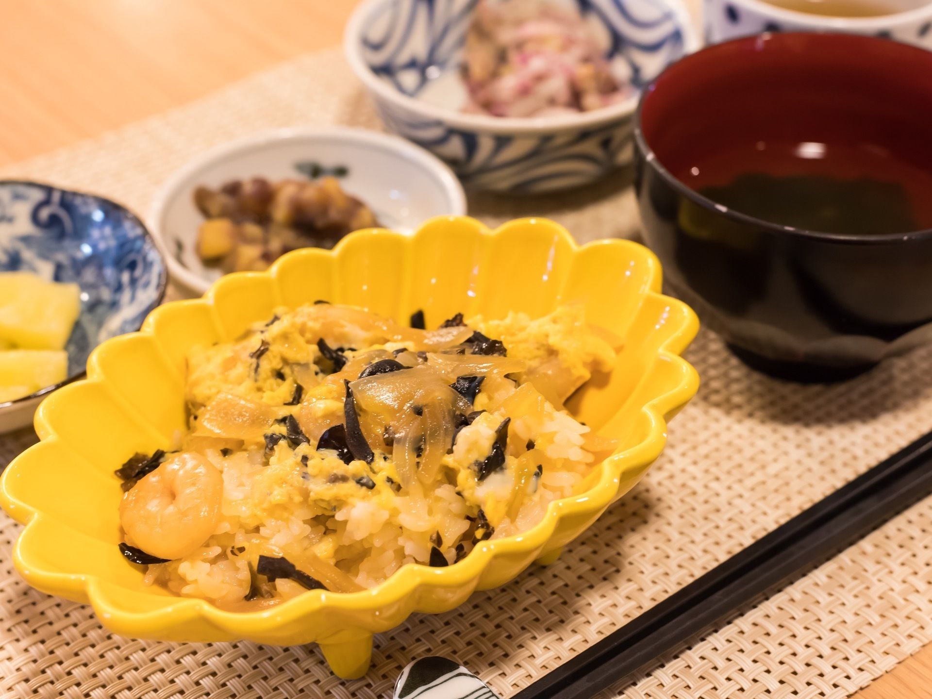 食事は主食、主菜、副菜が一皿ずつ丁寧に盛り付けられている。お箸やお箸置きも用意されており、少しずついろいろな味が楽しめる献立である。
