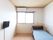 窓が付いた一人部屋はエアコンやテレビが設置してある。窓際にナースコールの緑色のボタンを取り付けている。