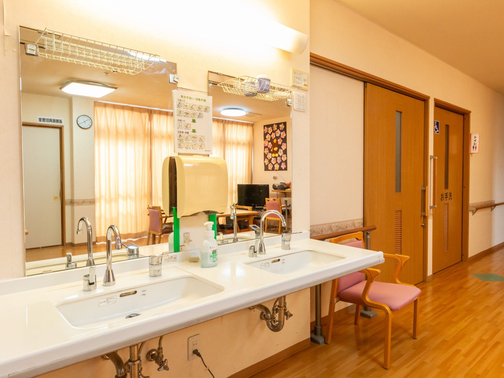 洗面台と廊下の様子