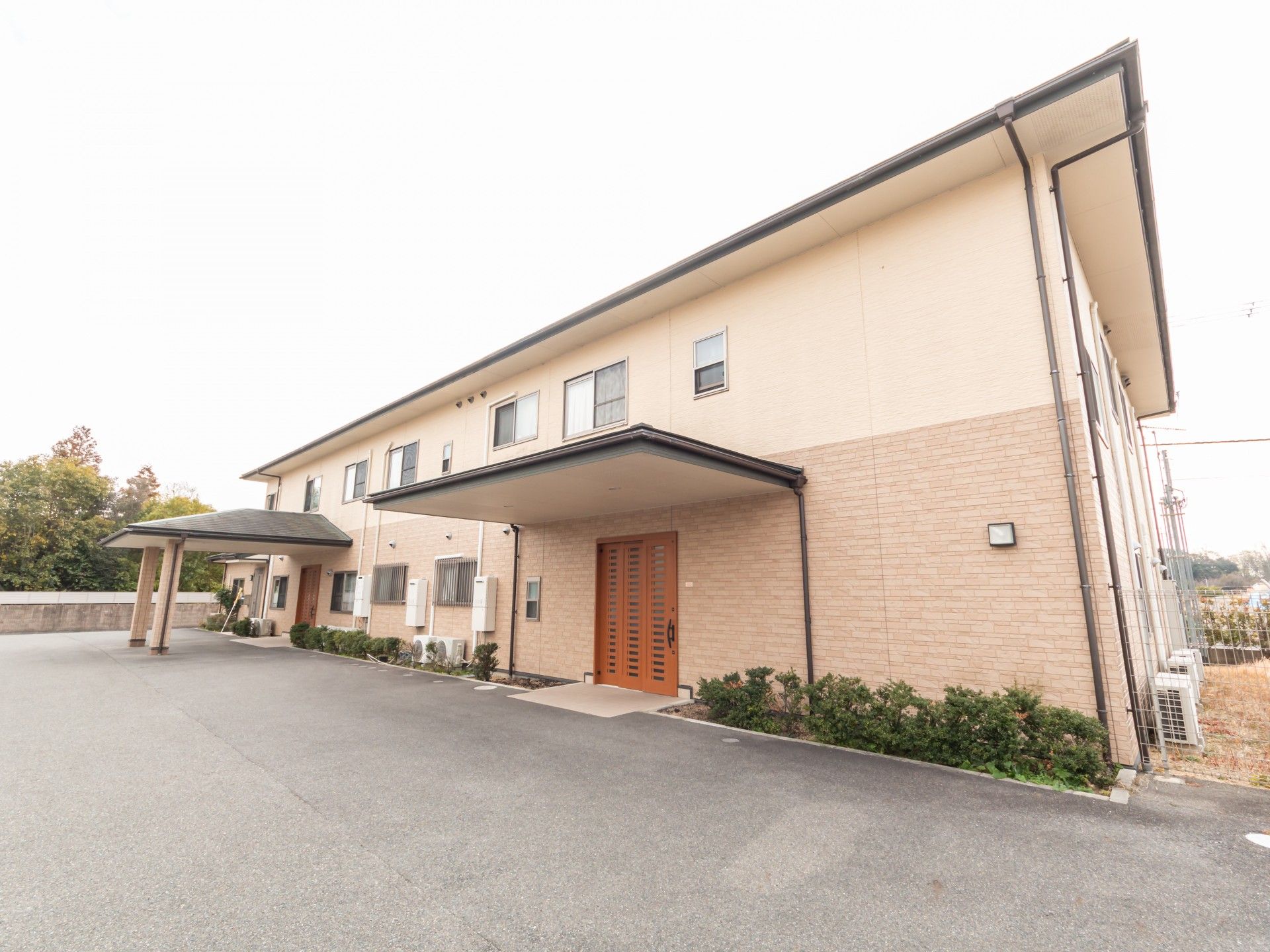 広い駐車場のある建物