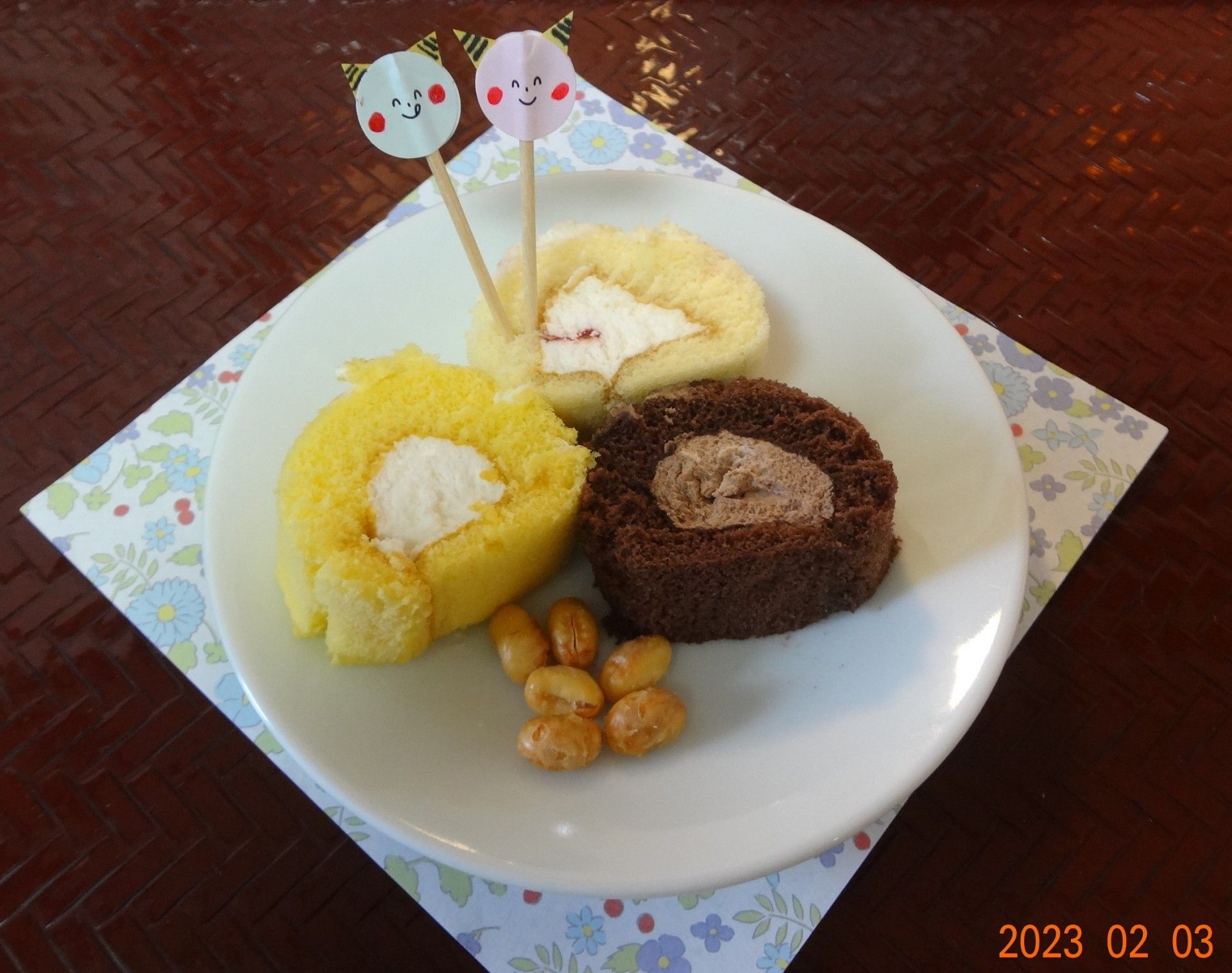 おやつのロールケーキとナッツ