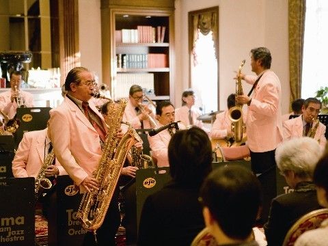 施設訪問のバンドマンたちの演奏を聴いている入居者様たち