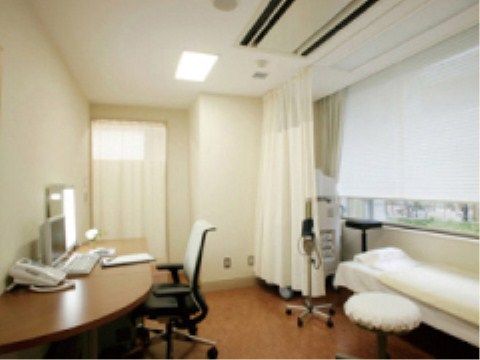 簡易ベッドや診察器具が揃った、施設内にあるクリニック