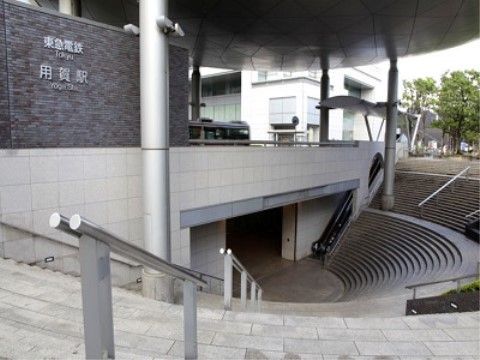 施設の近隣には地下鉄の駅がある。出入口は緩やかな円形状の階段になっておりデザイン性が高く目を引く形状になっている。