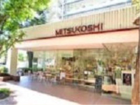 施設の近くには雑貨や日用品名などを数多く取り揃えた商業施設があり、入居者様は必要に応じて購入することも可能である。
