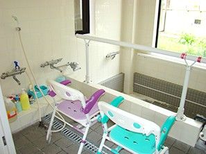手すり付きの浴槽の写真。施設内の高齢者用設備を写したもの