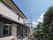 住宅街の中にある瓦屋根の２階建ての和風の建物である。ベランダには物干し竿が設置できるスペースがある。