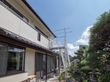 住宅街の中にある瓦屋根の２階建ての和風の建物である。ベランダには物干し竿が設置できるスペースがある。