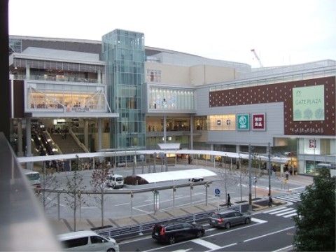 施設から最寄り駅まで、徒歩12分の距離である。駅までは車での送迎サービスを利用しても、運動も兼ねて歩くのもよい。