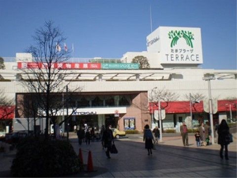 最寄り駅の近くには百貨店があり、お買い物に困ることがない。散歩を兼ねて施設から歩いて百貨店へ行ける。百貨店の周囲は歩きやすい広い舗道がある。
