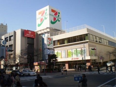 最寄り駅から程近い場所に、大型のスーパーマーケットがある。品ぞろえがよく、日用品の買い物に大変便利である。
