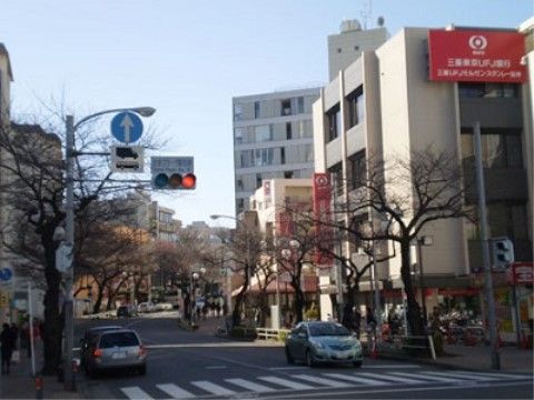 最寄り駅の周辺には、スーパーや百貨店だけでなく、金融機関も揃っている。そのため、日常生活に不自由することがない。