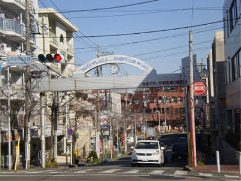 最寄りの駅前には商店街があり、買い物には便利な立地。散歩がてら店を見て歩くだけでも楽しむことができる。