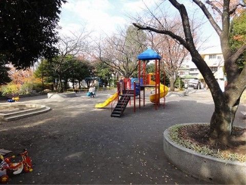 施設の近くには公園がある。日中は小さな子供たちの遊び場として賑わっている。日当たりの良いベンチでのんびり日光浴ができる。