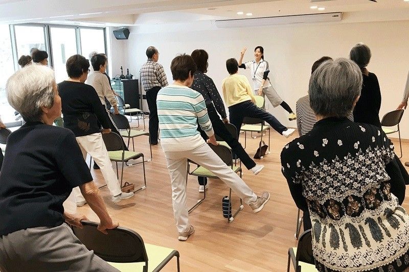 各テーブルに花が飾られ、クッションも備えられている食堂