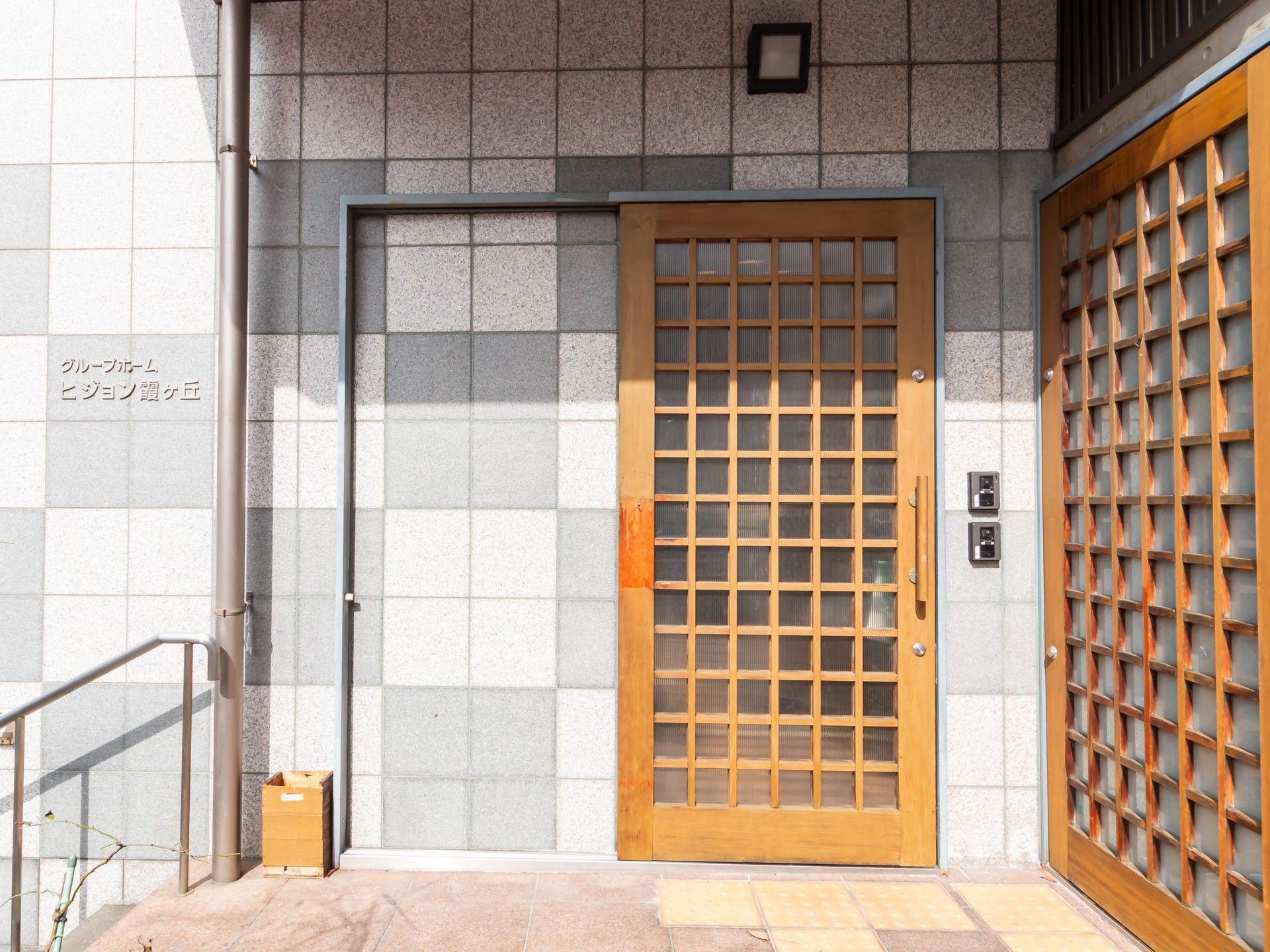 木製の格子戸の入口