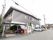 駐車場と自販機のある建物