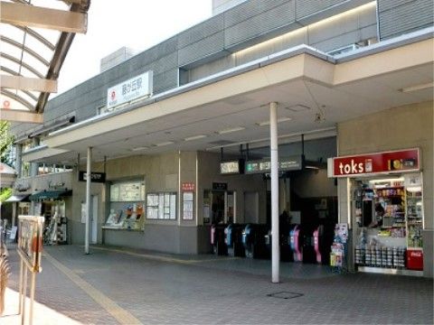当施設の最寄りの駅までは、徒歩5分以内である。外出やご家族様の来訪時に利用でき、交通アクセスの良い場所に立地している。