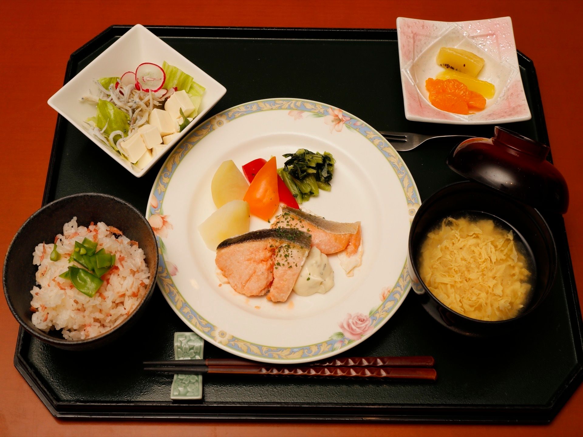 食事は毎日３食用意するため、栄養士が飽きの来ないように彩りを添え、季節のメニューを入れるなどの工夫がされている。